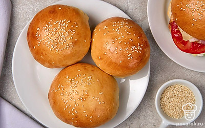 Разрежьте булочки вдоль пополам и сделайте из них бургеры с круглыми жареными котлетами, ломтиками соленого огурца, листовым салатом и соусом.