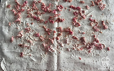 Достаем из банки тунца. Нарезаем его на мелкие кусочки, выкладываем сверху.