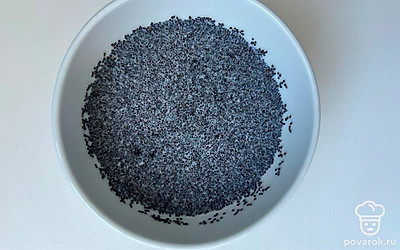 Маковые зерна замочите в теплом молоке и оставьте на 20 минут.