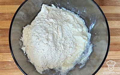 Добавьте муку и замесите тесто. Отправьте в холодильник на 20 минут. После этого раскатайте в тонкий пласт.