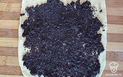 Мак соедините с 60 граммами сахара, выложите на пласт и сверните в рулет. Острым ножом разрежьте на кусочки. По желанию можно смазать желтком. Отправьте в духовку на 30 минут при 180 градусах. 