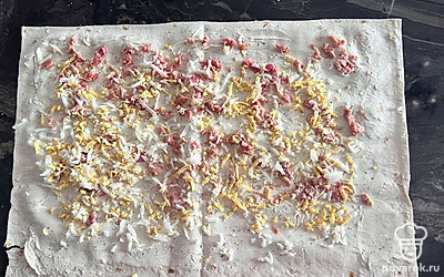 Затем натираем на терке яйцо.