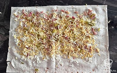 Натираем на терке огурец и сыр. Важно, чтобы огурец не был слишком сочным. Тогда лаваш не размякнет.