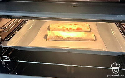 Сворачиваем лаваш. Разогреваем духовку до 130 градусов (режим «Верх»). Разрезаем на 2 части. Запекаем 5 минут. Готово! 