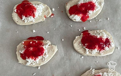 Поверх творога выложите клубничный джем и уберите в духовку на 25 минут при 180 градусах.