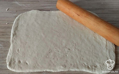 Тесто разморозьте, раскатайте скалкой.