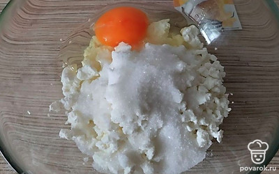 В творог добавьте яйцо, сахар, немного соли, ванилин. Все перемешайте. 