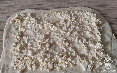 Полученную творожную массу равномерно нанесите на раскатанный пласт теста. Можете посыпать массу крахмалом.