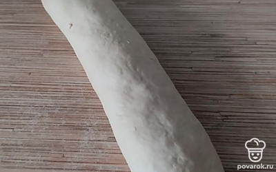 Сверните тесто в рулет.