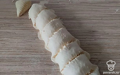 Рулет разрежьте на части.