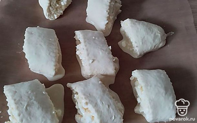 Части рулета разложите на противне, который застелен бумагой для выпечки. Я постелила тефлоновый коврик.