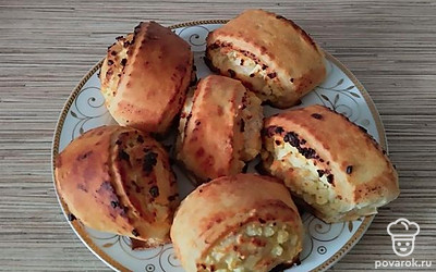 Готовые булочки снимите с противня.