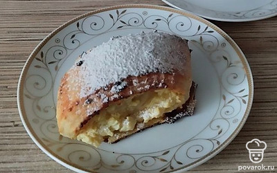 Булочки посыпьте сахарной пудрой.