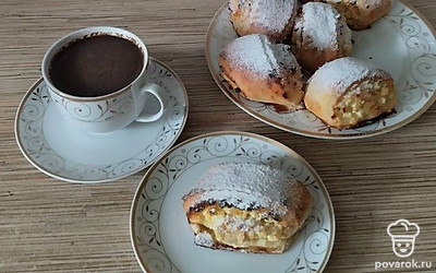 Булочки, посыпанные сахарной пудрой, хороши как горячими, так холодными. Угощайтесь!