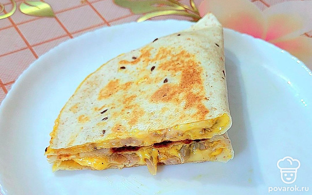 Сырная тортилья с курицей — Рецепт с фото