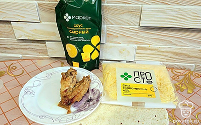 Подготовить необходимые продукты. Куриное филе предварительно обжарить в специях. У меня — куриное мясо, оставшееся от вчерашнего ужина.