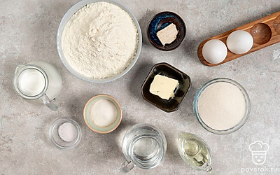 Просейте муку. Помойте куриные яйца. Заранее достаньте сливочное масло из холодильника, чтобы оно стало мягким. Застелите противень пергаментом.