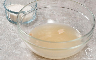 Растворите дрожжи в теплой воде, добавьте 1 ч.л. сахара. Оставьте на 10 минут.