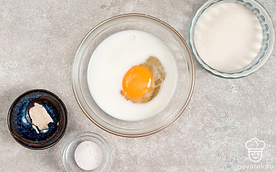 Смешайте в миске куриное яйцо, молоком, оставшийся сахар и соль. Добавьте к смеси дрожжей и сахара.