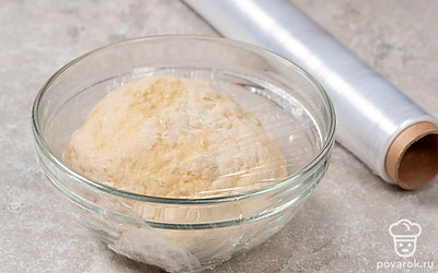 Накройте тесто пищевой пленкой и оставьте в теплом месте на 3 часа.
