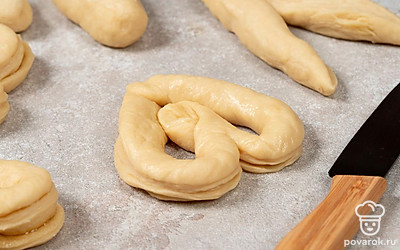 Разрежьте получившуюся заготовку пополам, не доходя до конца примерно 2 см. Разверните половинки так, чтобы получилось сердечко.