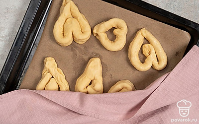 Все получившиеся сердечки положите на противень, накройте полотенцем. Оставьте на 1 час.