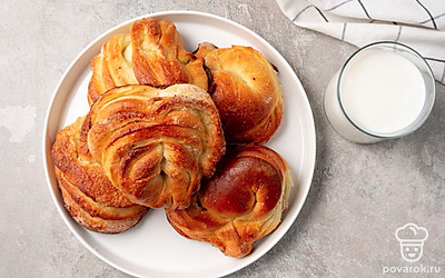 Подавайте готовые плюшки горячими или остывшими со стаканом молока.