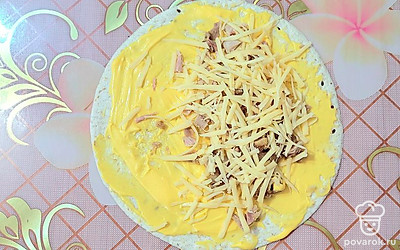 На куриное филе выложить тертый сыр. Накрыть второй половинкой тортильи.