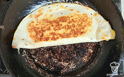 Жарить на сухой разогретой сковороде. Томить с обеих сторон, до румяной корочки. 