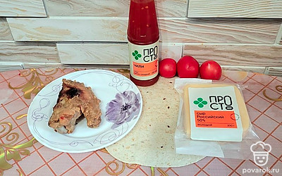 Подготовить необходимые продукты. Куриное филе предварительно обжарить в специях.