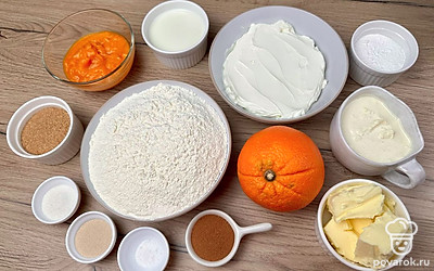 Подготовьте все ингредиенты. Масло разделите на 2 части (100 граммов для теста, 80 граммов для прослойки рулета). 