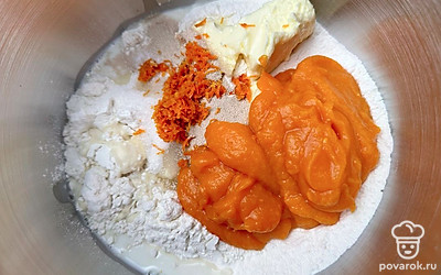 В миске соедините муку, теплое молоко, мягкое сливочное масло, ванильный сахар, дрожжи, соль, тыквенное пюре и цедру апельсина. Замесите гладкое эластичное тесто, накройте и уберите в теплое место на 1 час. Можно поставить в духовку, разогретую до 40 градусов. 