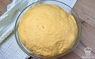 Подошедшее тесто обомните. Оно получается очень нежным и податливым. Раскатайте в пласт толщиной 5 миллиметров. У меня получился прямоугольник 40 на 60 сантиметров.