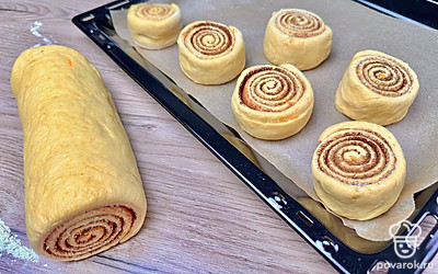 Разрежьте рулет с помощью нитки. Для этого нужно сформировать петлю вокруг рулета и затянуть крест-накрест. У булочек будет красивый ровный срез и идеальная форма. У меня их получилось 11 штук. 