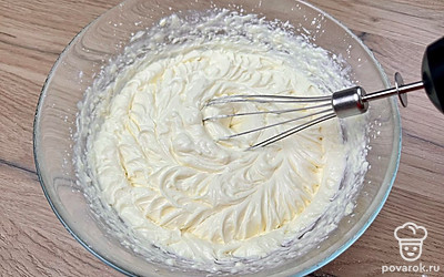 Охлажденный творожный сыр, сливки и пудру взбейте миксером пару минут до однородности. Очень важно не взбивать долго и делать это в чистой и сухой посуде. 