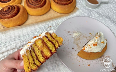 Выложите крем поверх еще теплых булочек, украсьте апельсиновой цедрой и специями. Булочки перед подачей можно подогреть в микроволновой печи, так они будут нежными даже на следующий день. Это нереально вкусно!