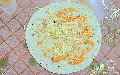 Присыпать сверху тертым сыром.