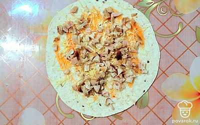 Куриное филе нарезать небольшими кусочками. 