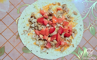 Помидор тоже нашинковать небольшими кусочками. 