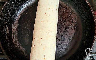 Свернуть тортилью в рулет. Жарить на сухой разогретой сковороде, по 2-3 минуты с каждой стороны. Томить до золотистого цвета.