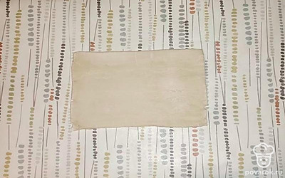 При комнатной температуре разморозьте тесто ,затем слегка раскатайте. На указанное количество порций вам потребуется примерно 1/2 пласта тесто.