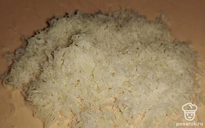 Сыр натрите на мелкой терке.