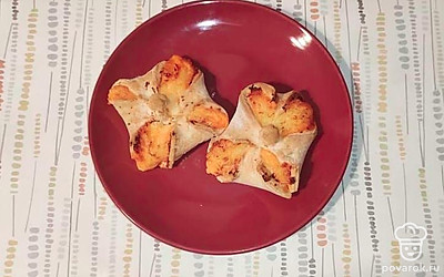 Советую попробовать такие булочки с бульоном или сырным супчиком.