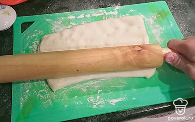 Раскатайте тесто.