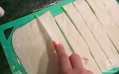 Разрежьте раскатанное тесто на полосочки.