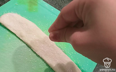 Посыпьте сахаром.