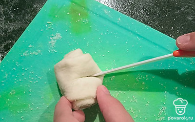 Надрежьте рулет.