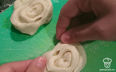 Разверните рулет, чтобы получилась розочка.