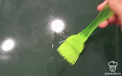 Смажьте противень оливковым маслом.