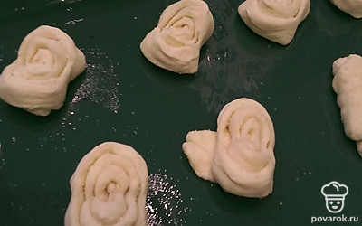 Выложите на поднос.